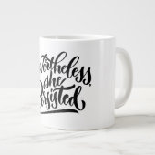 Néanmoins, Elle A Persisté La Mug Lettrée À La Mai (Devant droit)