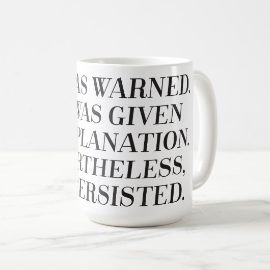 Néanmoins elle a persisté tasse (Devant droit)