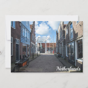 Nederlands dorp met traditionele houten brug