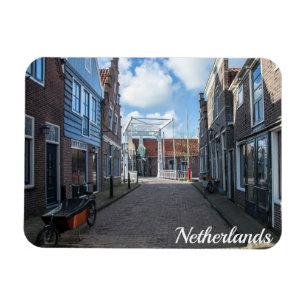Nederlands dorp met traditionele houten brug magneet