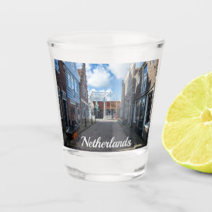 Nederlands dorp met traditionele houten brug shot glas
