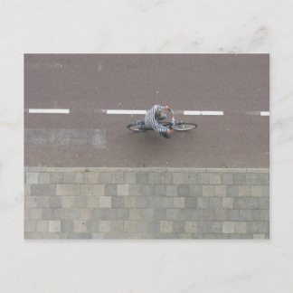 Nederlandse fietser op straat vanaf de fotokaart briefkaart