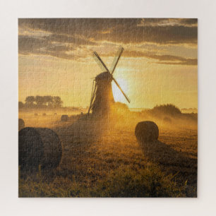 Nederlandse windmolen in een ochtendhooiveld legpuzzel