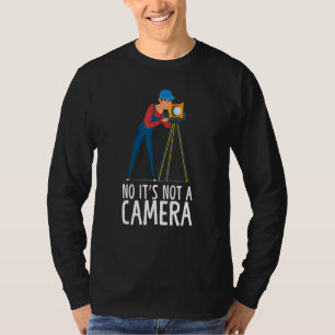 Nee, het is geen cameramanduiding met driepodig ge t-shirt