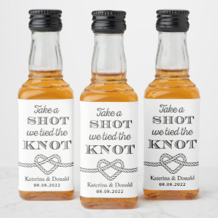 Neem een foto van de bliksemflesje van de Knot Wed Likeurfles Etiket