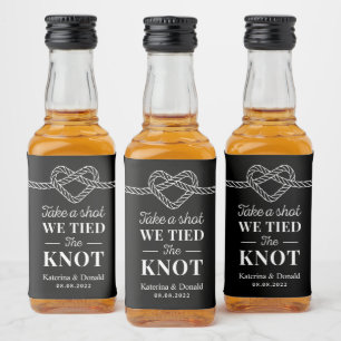 Neem een foto van de bliksemflesje van de Knot Wed Likeurfles Etiket
