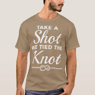 Neem een shot We hebben de knoop doorgehakt Trouw  T-shirt