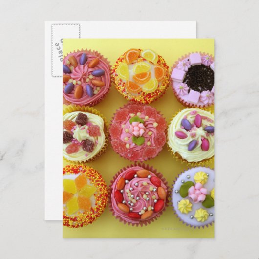 Negen cupcakes, elk versierd met snoep in een briefkaart (Voorkant / Achterkant)