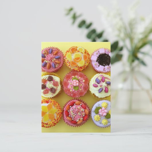 Negen cupcakes, elk versierd met snoep in een briefkaart (Staand voorkant)