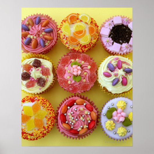 Negen cupcakes, elk versierd met snoep in een poster (Voorkant)