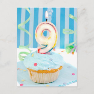 Negende verjaardagskaarsen op berijpte cake in briefkaart