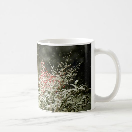 Neige d'hiver sur la tasse de photo de baies (Droite)