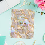 neige or agate holographique nom 2025<br><div class="desc">Organisez votre vie avec élégance et flair à l'aide de notre agate d'or personnalisé Sparkle Spiral Planner. Parfait pour l'école, l'utilisation personnelle ou la planification d'entreprise, ce planificateur étonnant est conçu pour vous aider à rester au-dessus de votre horaire tout en ajoutant une touche de luxe à votre quotidien. Design...</div>