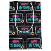 Neon 25th Birthday Sign On Brick Medium Cadeau sac (Devant)