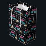 Neon 50th Birthday Sign On Brick Medium Cadeau sac<br><div class="desc">Panneau de néon brillant avec une étoile sur le mur de la ville en briques foncées pour 50ème anniversaire.</div>
