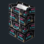 Neon 60th Birthday Sign On Brick Medium Cadeau sac<br><div class="desc">Panneau de néon brillant avec une étoile sur le mur de la ville en briques foncées pour 60ème anniversaire.</div>