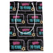 Neon 70th Birthday Sign On Brick Medium Cadeau sac (Devant)