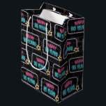 Neon 90th Birthday Sign On Brick Medium Cadeau sac<br><div class="desc">Panneau de néon brillant avec une étoile sur le mur de la ville en briques foncées pour 90ème anniversaire.</div>
