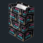 Neon 90th Birthday Sign On Brick Medium Cadeau sac<br><div class="desc">Panneau de néon brillant avec une étoile sur le mur de la ville en briques foncées pour 90ème anniversaire.</div>