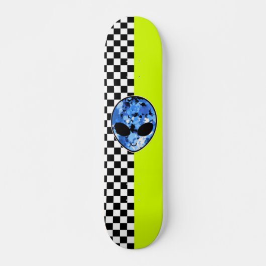 Neon Alien Checkered Skateboard (Voorkant)