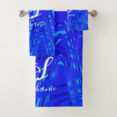 Neon Blue Wave Abstract Monogram Initialen Nautisc Bad Handdoek (Insitu)