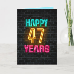Neon bord op baksteen voor 47e verjaardag kaart
