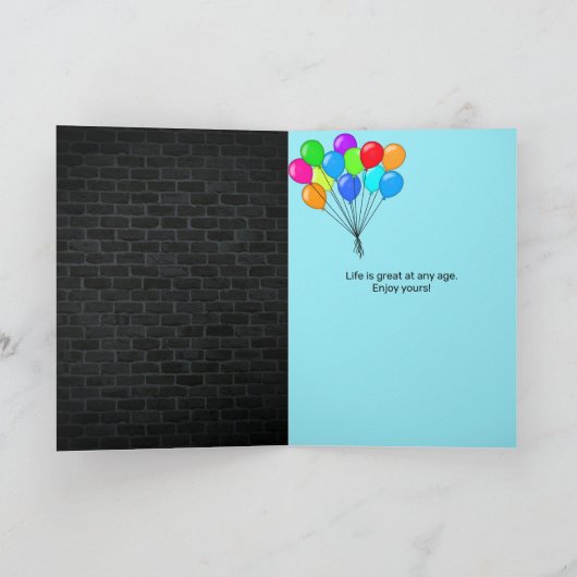 Neon bord op baksteen voor 68ste verjaardag kaart (Binnen)