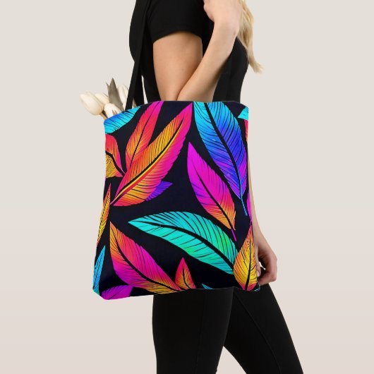 Neon Feather Pattern Vibrant Art Draagtas (Dichtbij)