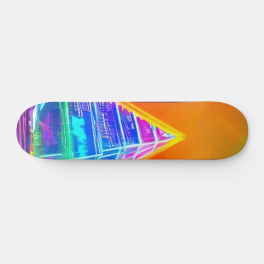 Neon Futuristic hologram Pyramide in Moderne Stad Skateboard (Horizontaal)