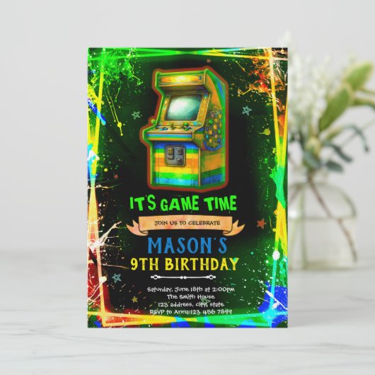Neon glow arcade birthday invitation (Debout devant)