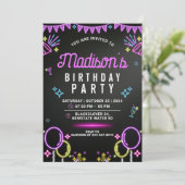 Neon Glow Party bewerkbare uitnodiging voor verjaa (Staand voorkant)