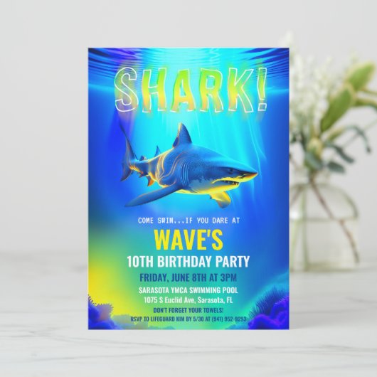 Neon Glow Shark Invitation d'anniversaire (Debout devant)