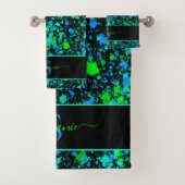 Neon Green Blue Paint Splatter Monogram Retro Bad Handdoek (Insitu)