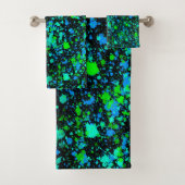 Neon Green Blue Paint Splatter Retro Bad Handdoek (Insitu)