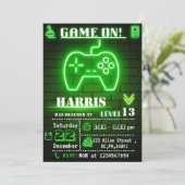 Neon Green Gamer Invitation de fête d'anniversaire (Debout devant)