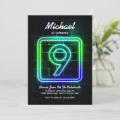 Neon invitation anniversaire Boy 9e anniversaire (Debout devant)