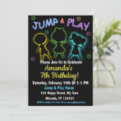 Neon Jump et Play invitation d'anniversaire (Debout devant)