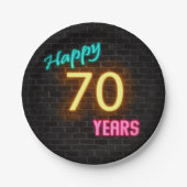 Neon nummer 70 teken op bakstenen muur papieren bordje (Voorkant)