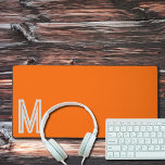 néon orange - monogramme gras<br><div class="desc">Desk Mat avec un arrière - plan solide orange néon et une police blanche audacieuse Design simple et tendance par Alma Wad. Personnalisez-le avec votre monogramme maintenant. _________________ Orange - la couleur du soleil - est souvent associé au signe de Léon. Vous pouvez tenir compte de cela lors du choix...</div>