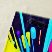 Neon Paint Explosion op Donker Canvas Strandlaken (In situ)