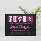 Neon Pink 7e anniversaire Invitation (Debout devant)