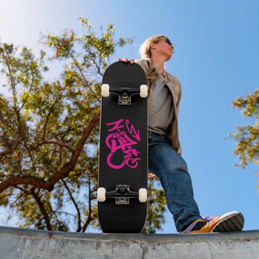 Neon Pink “Queen” Graffiti Skateboard (Buiten 1)