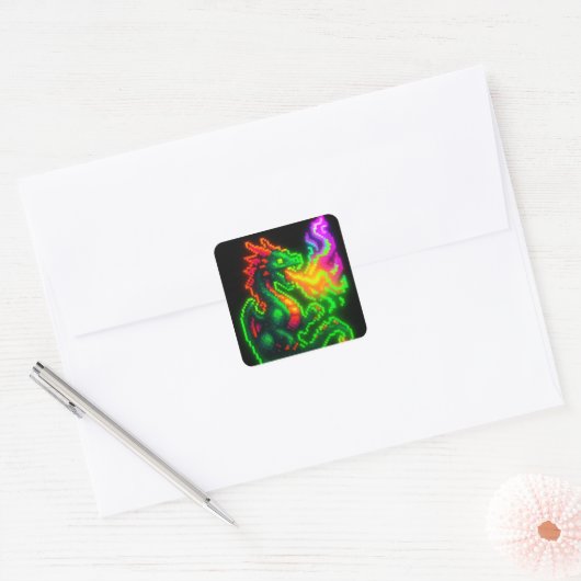 Neon Pixel Dragon – Retro Arcade Flame Design Vierkante Sticker (Envelop)
