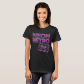 NEON RETRO – 80s Arcade Synthwave Cassette T-shirt (Voorkant volledig)