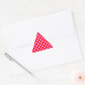 Neon Roze en Rood Geruite Checkerboard  Driehoek Sticker (Envelop)