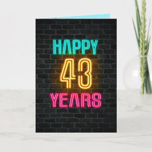 Neon-teken op baksteen voor 43e verjaardag kaart