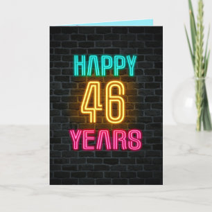 Neon-teken op baksteen voor 46e verjaardag kaart