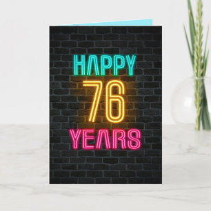 Neon-teken op baksteen voor 76e verjaardag kaart