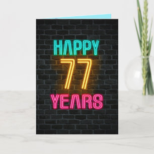Neon-teken op baksteen voor 77e verjaardag kaart