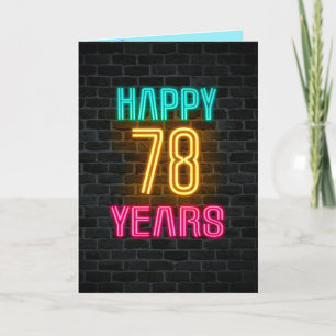 Neon-teken op baksteen voor 78ste verjaardag kaart